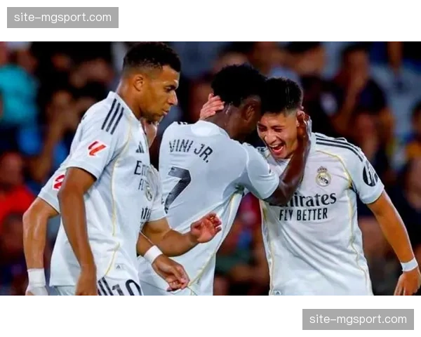 索尔洛特高空优势:马竞中锋在皇马防线前的头球争顶与二点球控制 索尔洛特高空优势:马竞中锋在皇马防线前的头球争顶与二点球控制